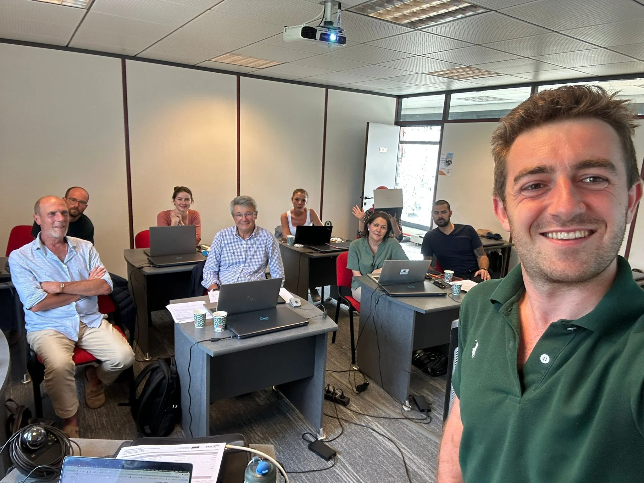 Groupe d'apprenants souriants en formation IA Revolia